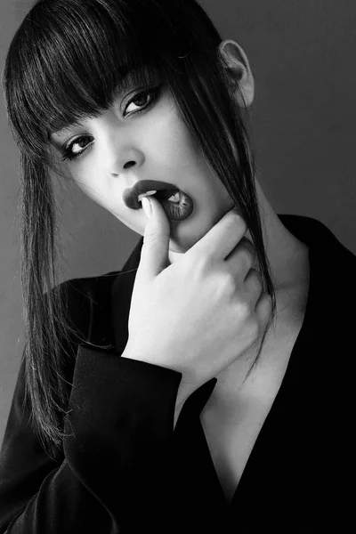 Mulher linda com cabelo escuro em roupas elegantes posando no studi — Fotografia de Stock