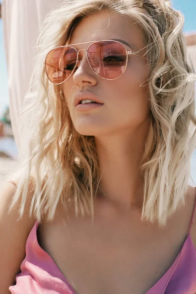 Красивая девушка с светлыми волосами в купальнике позирует в летнем наряде — стоковое фото