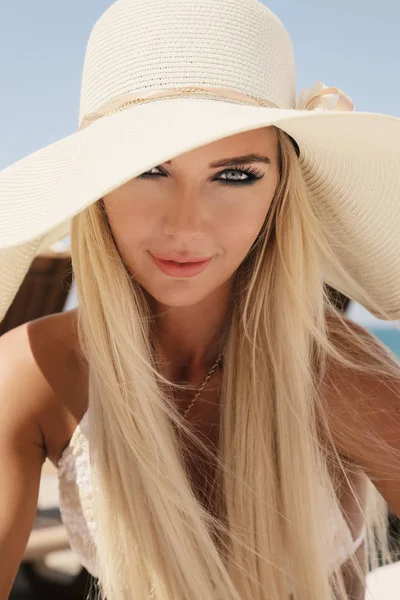 우아한 수영복과 흰색 모자에 금발 머리와 섹시 한 여자 — 스톡 사진