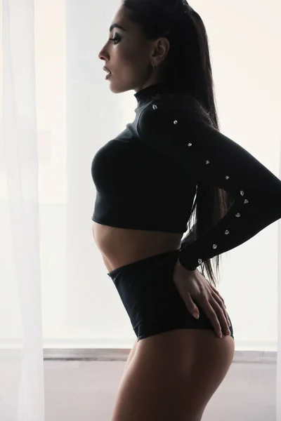 Sexy Frau mit dunklen Haaren in sportlicher Kleidung — Stockfoto