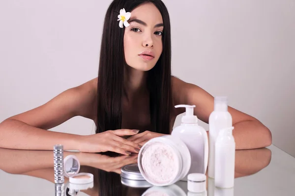 Mooie vrouw met donker haar en natuurlijke uitstraling — Stockfoto