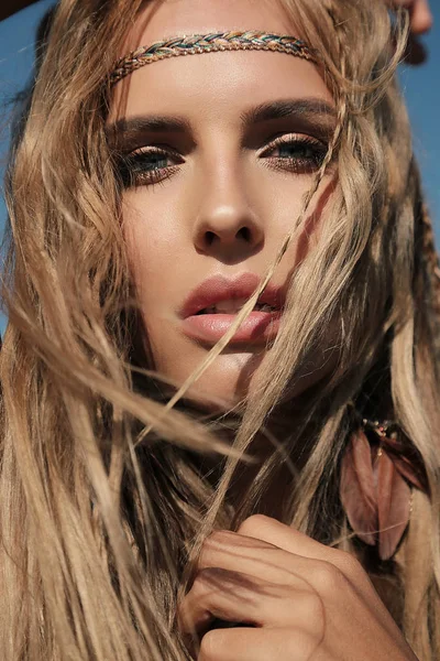 Porträt einer schönen Frau mit blonden Haaren und hellem Make-up — Stockfoto