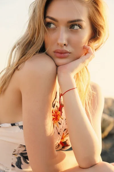 Schönes Mädchen mit blonden Haaren in eleganter Kleidung posiert im Sommer — Stockfoto