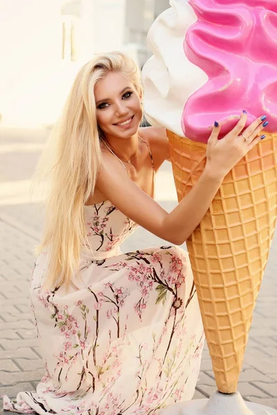 Krásná dívka s plavými vlasy, pózuje se zmrzlinou — Stock fotografie