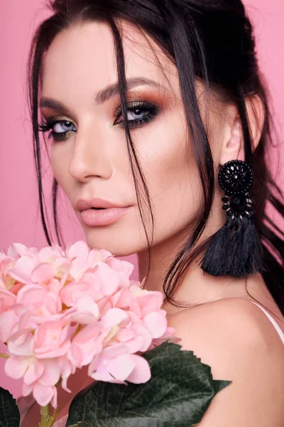 Hermosa mujer con cabello oscuro y maquillaje de noche con flores —  Fotos de Stock