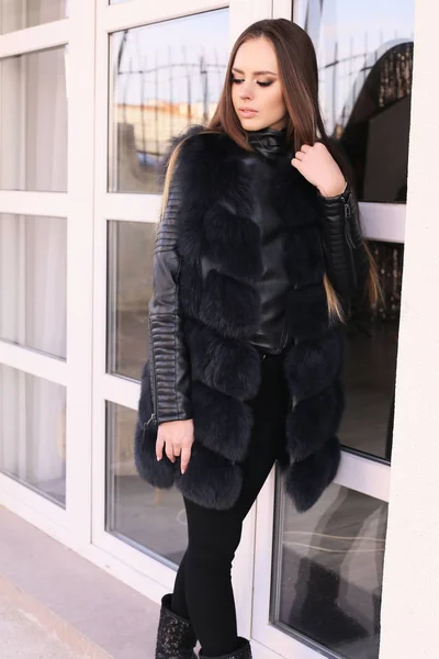 Beautiful girl with dark hair in elegant fur coat — Stock Photo, Image