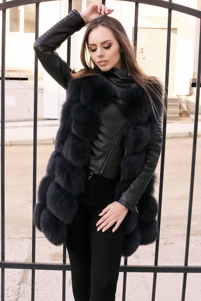 Menina bonita com cabelo escuro no casaco de pele elegante — Fotografia de Stock