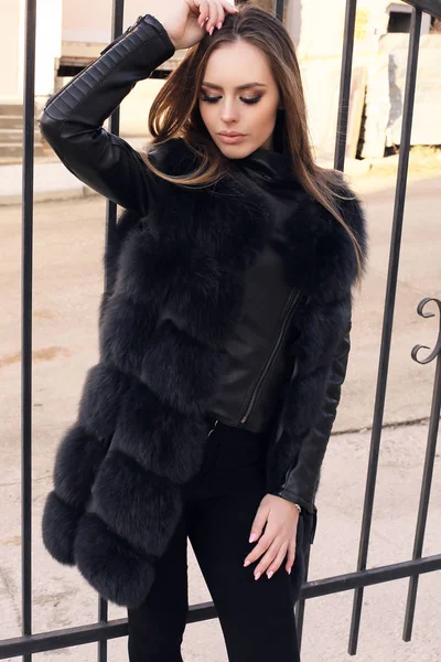 Zarif kürk ceket siyah saçlı güzel kız — Stok fotoğraf