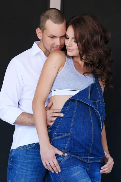 Tierna pareja en ropa casual —  Fotos de Stock