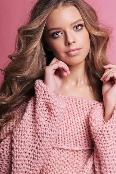 Bela jovem com cabelo loiro em roupas acolhedoras posando em s — Fotografia de Stock