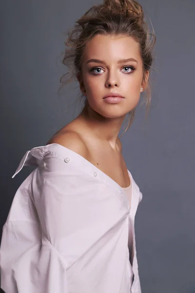 Hermosa joven con el pelo rubio en ropa acogedora posando en s —  Fotos de Stock