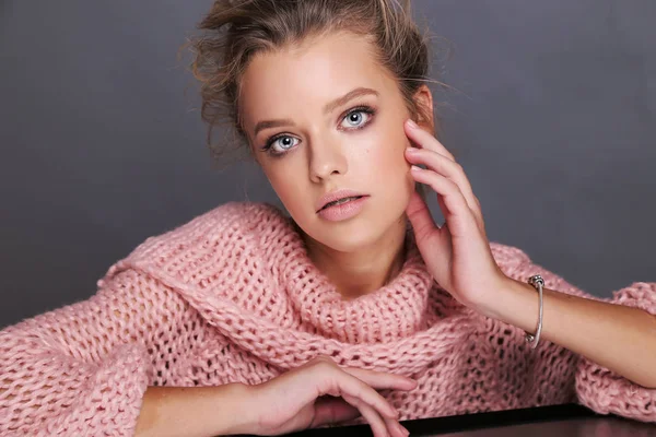 Hermosa joven con el pelo rubio en ropa acogedora posando en s —  Fotos de Stock