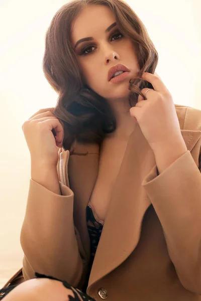 Bela jovem com cabelo escuro em roupas elegantes posando em — Fotografia de Stock