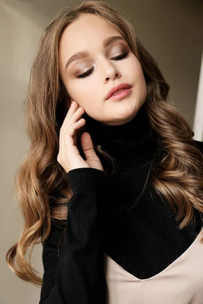 Hermosa mujer joven con pelo natural y maquillaje en clo casual —  Fotos de Stock