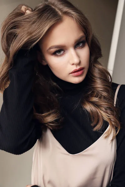 Schöne junge Frau mit natürlichen Haaren und Make-up in lässigen Klo — Stockfoto