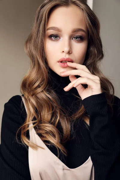 Mooie jonge vrouw met natuurlijke haar en make-up in casual clo — Stockfoto