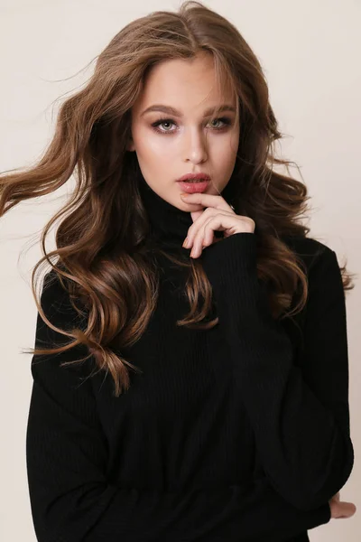 Vacker ung kvinna med naturliga hår och smink i casual clo — Stockfoto