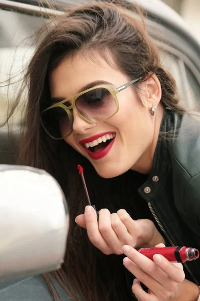 Beautiful girl with dark hair in casual clothes posing near auto — Stock Photo, Image