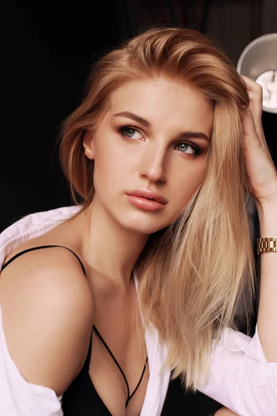 Krásná dívka s blond vlasy v elegantní oblečení pózuje v stud — Stock fotografie