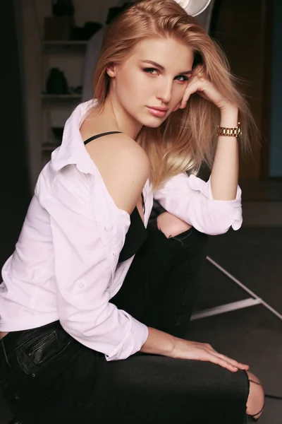 Menina bonita com cabelo loiro em roupas elegantes posando no garanhão — Fotografia de Stock