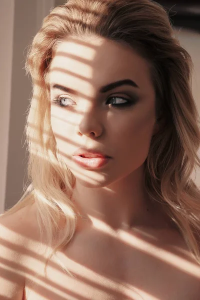Schöne Mädchen mit blonden Haaren und Abend-Make-up — Stockfoto
