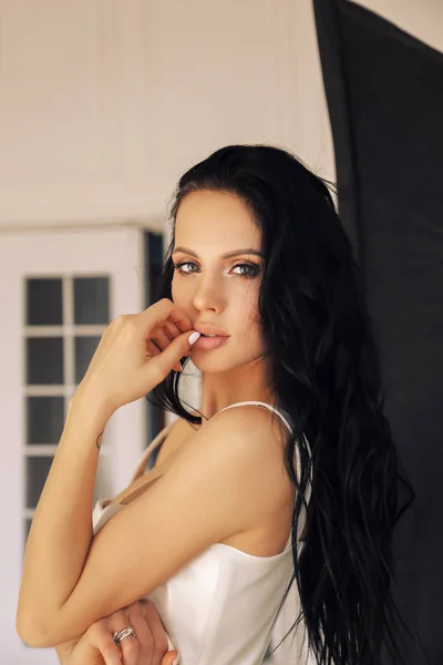 Sexy bela mulher com cabelo escuro e maquiagem à noite, na elega — Fotografia de Stock