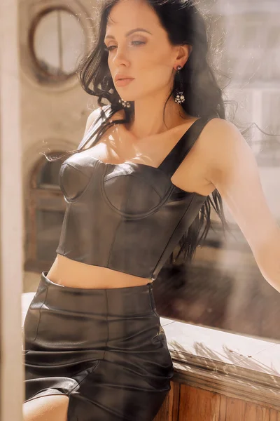 Sexy schöne Frau mit dunklen Haaren und Abend-Make-up, in Elega — Stockfoto