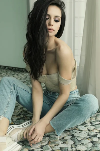 Hermosa joven con cabello oscuro en jeans —  Fotos de Stock