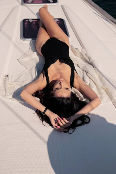 Nő, sötét haj, az úszás ruha pihentető a yacht nyílt — Stock Fotó