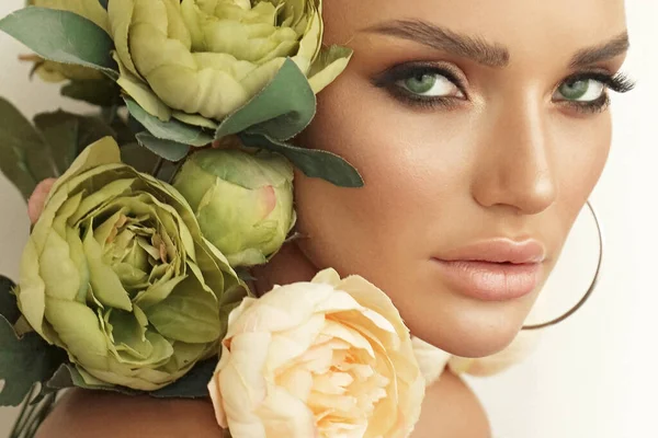 Retrato Moda Mujer Hermosa Con Cabello Oscuro Con Accesorios Flores —  Fotos de Stock