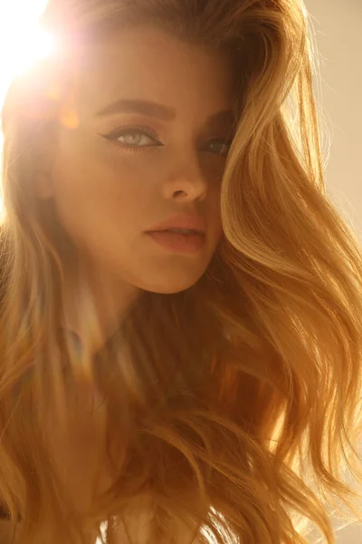 Moda Zdjęcie Pięknej Młodej Kobiety Blond Naturalne Włosy Lekki Makijaż — Zdjęcie stockowe