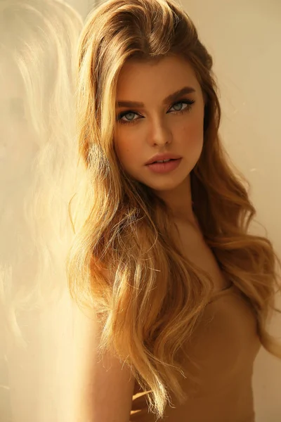 Moda Zdjęcie Pięknej Młodej Kobiety Blond Naturalne Włosy Lekki Makijaż — Zdjęcie stockowe