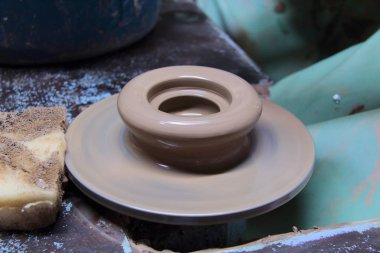 Toprak kap bir çanak çömlek tekerlek üzerinde
