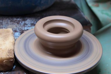 Toprak kap bir çanak çömlek tekerlek üzerinde