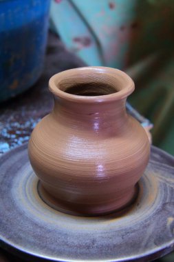 Toprak kap bir çanak çömlek tekerlek üzerinde