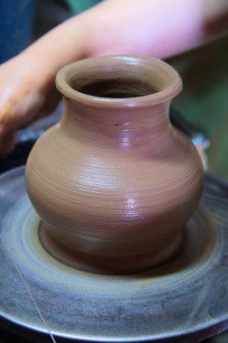 Toprak kap bir çanak çömlek tekerlek üzerinde