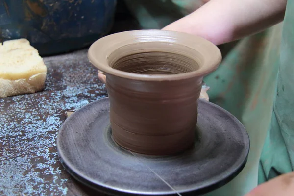 Toprak kap bir çanak çömlek tekerlek üzerinde