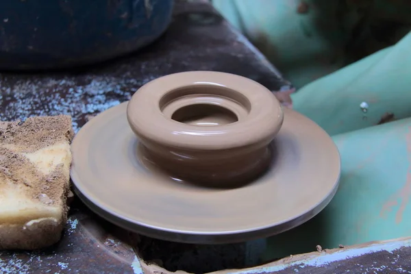 Clay pot op een aardewerk wiel — Stockfoto