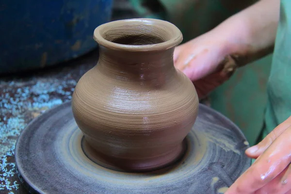 Clay pot op een aardewerk wiel — Stockfoto