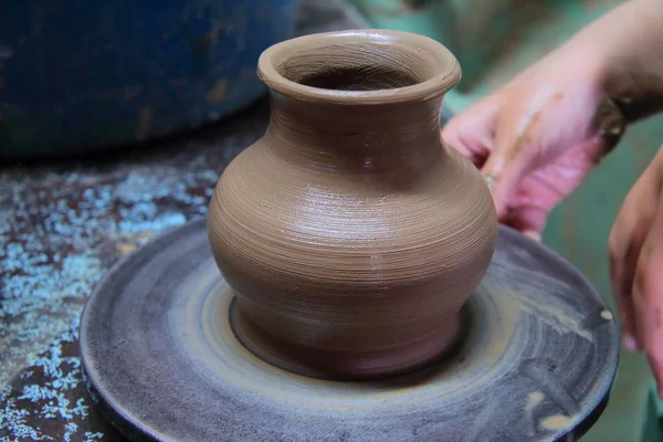 Toprak kap bir çanak çömlek tekerlek üzerinde
