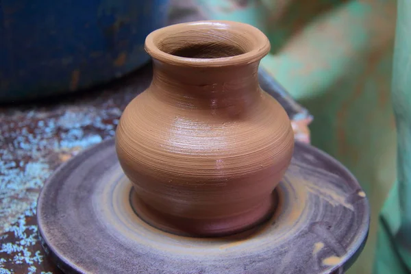 Toprak kap bir çanak çömlek tekerlek üzerinde