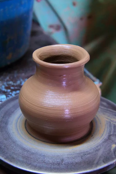 Toprak kap bir çanak çömlek tekerlek üzerinde