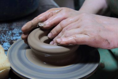 Elinde bir toprak kavanozu Çömlekçilik direksiyonda oluşturma bir çömlekçi.