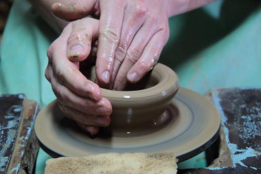 Elinde bir toprak kavanozu Çömlekçilik direksiyonda oluşturma bir çömlekçi.