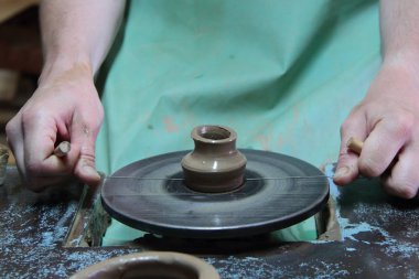 Elinde bir toprak kavanozu Çömlekçilik direksiyonda oluşturma bir çömlekçi.