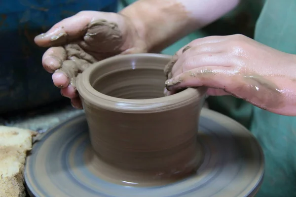 Händerna på en krukmakare, skapa ett lerkärl burk på keramik hjul. — Stockfoto