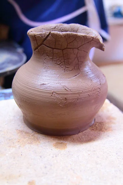 Clay pot op een stand — Stockfoto