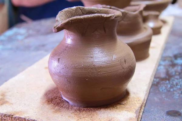 Maceta de arcilla en un soporte — Foto de Stock