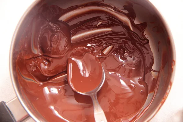 Smält choklad bollar och en omrörningsanordning sked — Stockfoto