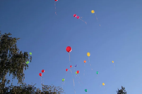 Globos de colores en el cielo para un fondo, globos voladores . — Foto de Stock